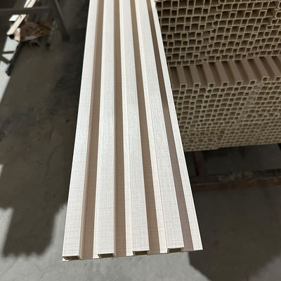 Le revêtement de mur intérieur en Wpc composite de haute qualité est coloré