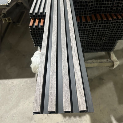 Le revêtement de mur intérieur en Wpc composite de haute qualité est coloré