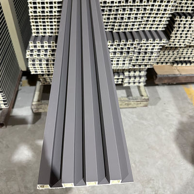 Le revêtement de mur intérieur en Wpc composite de haute qualité est coloré