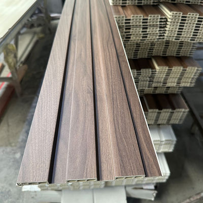 Le revêtement de mur intérieur en Wpc composite de haute qualité est coloré