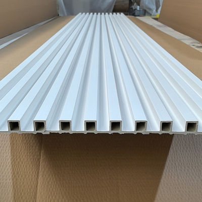 Le revêtement de mur intérieur en Wpc composite de haute qualité est coloré