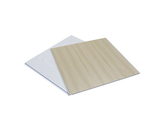 Panneau de mur cannelé par revêtement composé en plastique d'intérieur de revêtement de PVC de panneau de plafond de PVC en bois