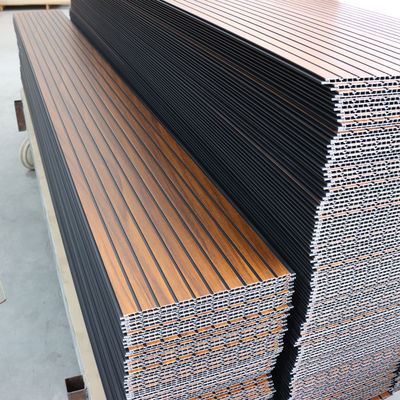 Panneau mural en PVC à flûte en PVC ignifuge en feuille de PVC légère Panneau mural en PVC pour décoration intérieure en gros Panneau mural en PVC Installation facile