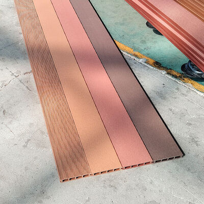 Panneau mural extérieur composite en bois plastique extérieur en WPC résistant aux intempéries et facile à installer